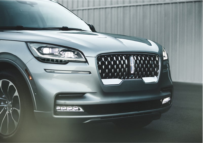 The available adaptive pixel LED headlamps of the 2023 Lincoln Aviator® SUV activated | Dorsch Lincoln in Green Bay WI