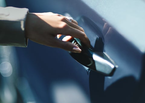 A hand gracefully grips the Light Touch Handle of a 2024 Lincoln Aviator® SUV to demonstrate its ease of use | Dorsch Lincoln in Green Bay WI