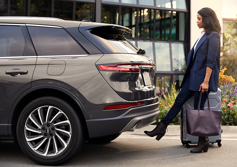A woman with her hands full uses her foot to activate the available hands-free liftgate. | Dorsch Lincoln in Green Bay WI
