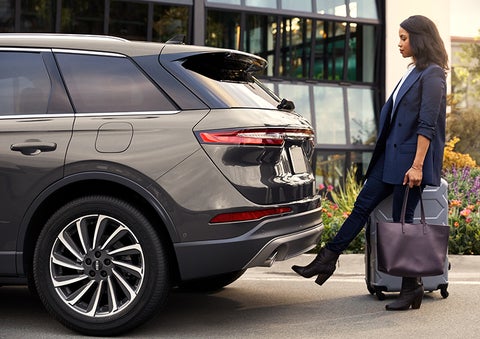 A woman with her hands full uses her foot to activate the available hands-free liftgate. | Dorsch Lincoln in Green Bay WI