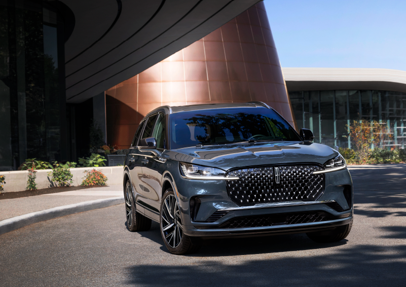 A gray 2025 Lincoln Aviator® SUV is parked outside a modern building with the sun shining. | Dorsch Lincoln in Green Bay WI