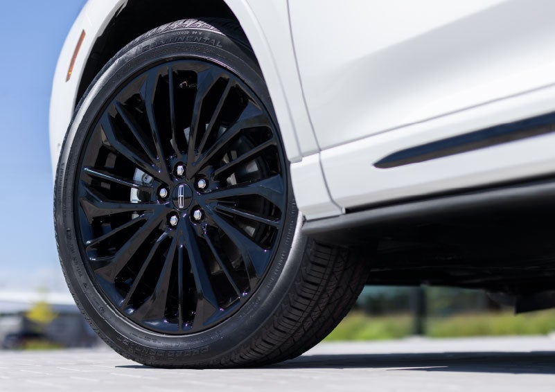 A stylish 20-inch black aluminum wheel of the available Jet Appearance Package is shown. | Dorsch Lincoln in Green Bay WI