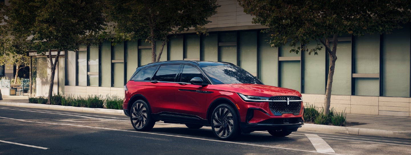 A 2025 Lincoln Nautilus® SUV with an available hybrid powertrain is parked in an urban setting. | Dorsch Lincoln in Green Bay WI
