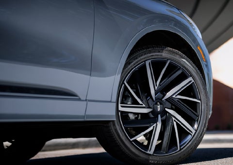 The wheel of the 2027 Lincoln Aviator® Black Label™ SUV is shown slightly angled out. | Dorsch Lincoln in Green Bay WI