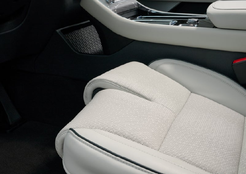 The front passenger Perfect Position seat is shown with the thigh extender adjusted.| Dorsch Lincoln in Green Bay WI