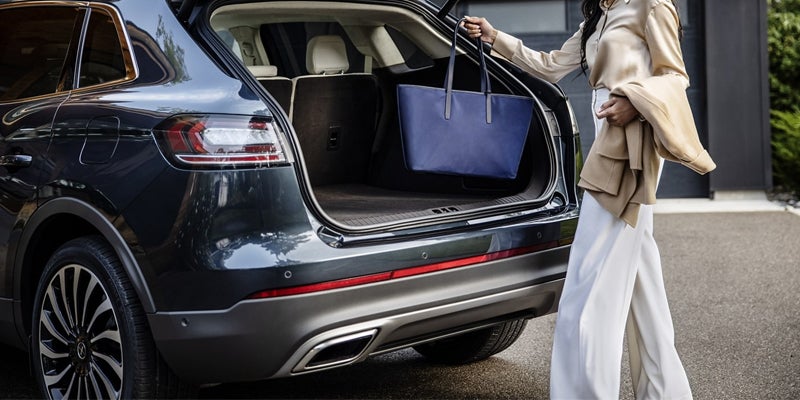 person putting shopping bags in lincoln trunk Dorsch Lincoln in Green Bay WI